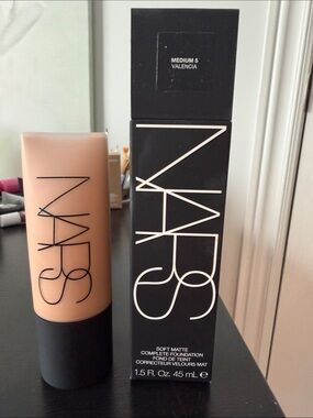 NARS Soft Matte Complete Foundation - Valencia Medium 5